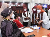 Iriana Tinjau Vaksinasi Covid-19 untuk Anak di Jakarta