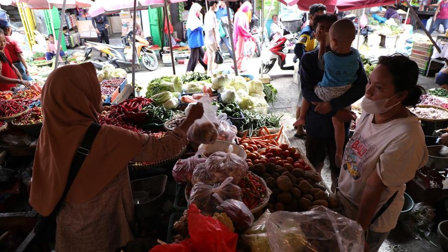 Jelang akhir tahun, harga sejumlah kebutuhan pokok melonjak. (CNBC Indonesia/Tri Susilo)