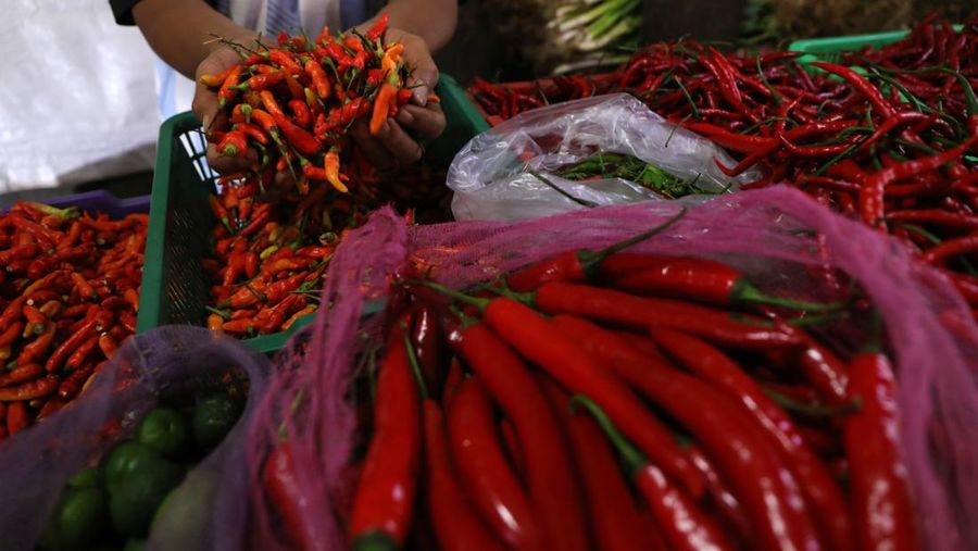 Jelang akhir tahun, harga sejumlah kebutuhan pokok melonjak. (CNBC Indonesia/Tri Susilo)