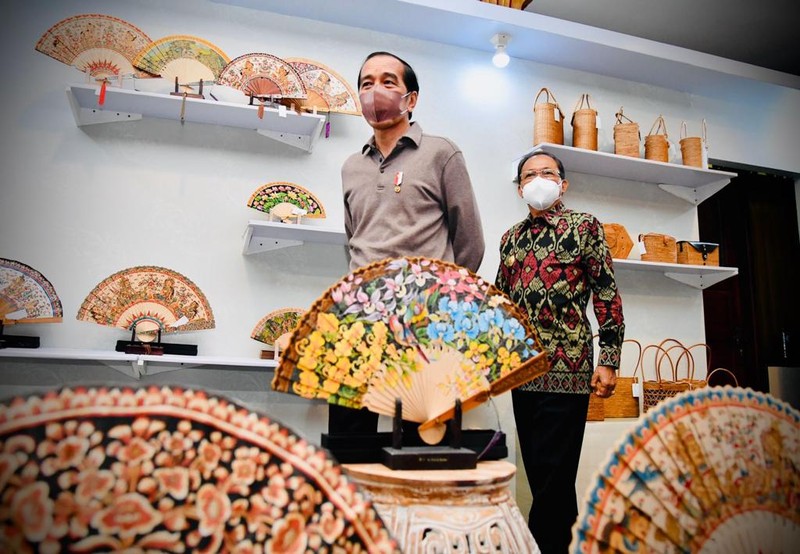 Jokowi Tinjau Pameran IKM Bali Bangkit, Presiden Apresiasi Produk Pengrajin Bali (Laily Rachev - Biro Pers Sekretariat Presiden) Jokowi Tinjau Pameran IKM Bali Bangkit, Presiden Apresiasi Produk Pengrajin Bali (Laily Rachev - Biro Pers Sekretariat Presiden)
