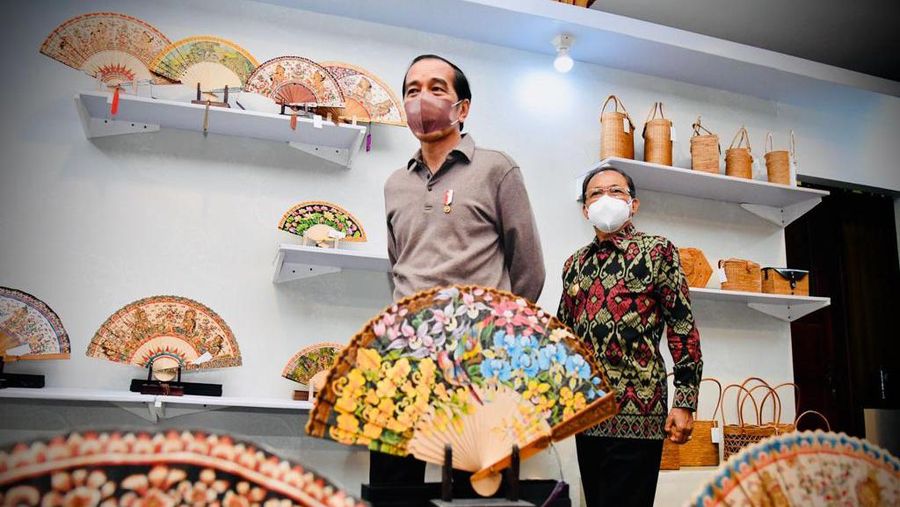 Jokowi Tinjau Pameran IKM Bali Bangkit, Presiden Apresiasi Produk Pengrajin Bali (Laily Rachev - Biro Pers Sekretariat Presiden)