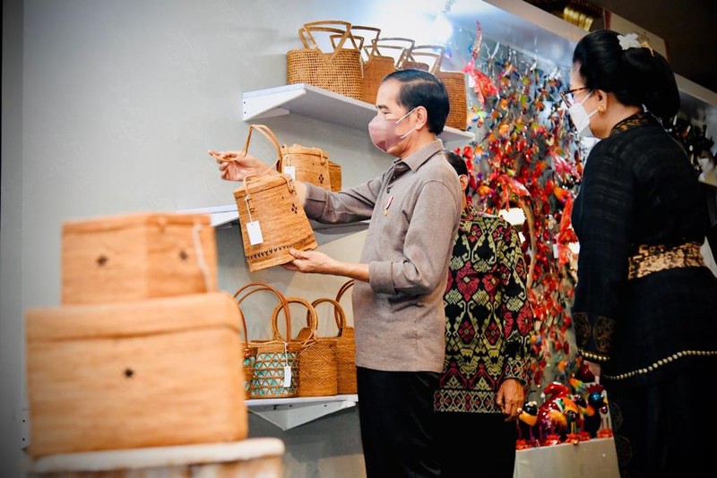 Jokowi Tinjau Pameran IKM Bali Bangkit, Presiden Apresiasi Produk Pengrajin Bali (Laily Rachev - Biro Pers Sekretariat Presiden)