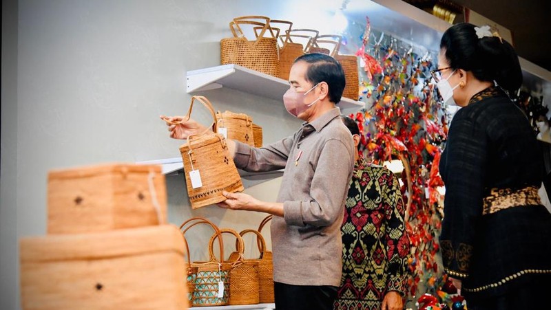 Jokowi Tinjau Pameran IKM Bali Bangkit, Presiden Apresiasi Produk Pengrajin Bali (Laily Rachev - Biro Pers Sekretariat Presiden)