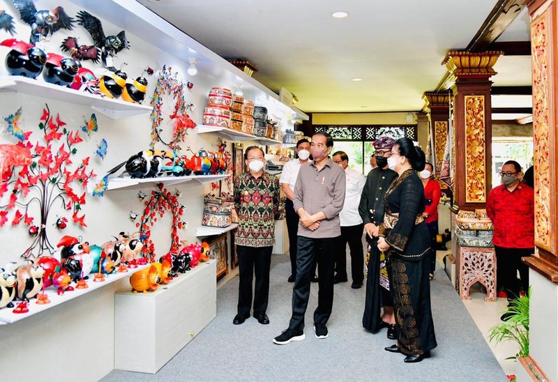 Jokowi Tinjau Pameran IKM Bali Bangkit, Presiden Apresiasi Produk Pengrajin Bali (Laily Rachev - Biro Pers Sekretariat Presiden)