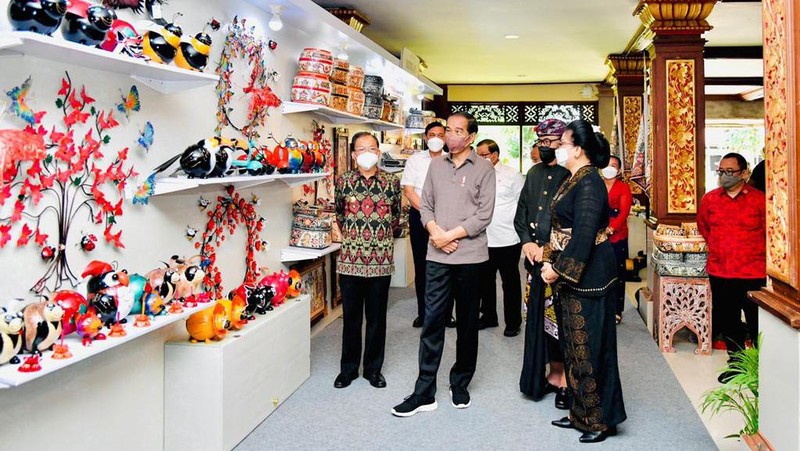 Jokowi Tinjau Pameran IKM Bali Bangkit, Presiden Apresiasi Produk Pengrajin Bali (Laily Rachev - Biro Pers Sekretariat Presiden)