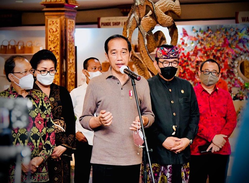 Jokowi Tinjau Pameran IKM Bali Bangkit, Presiden Apresiasi Produk Pengrajin Bali (Laily Rachev - Biro Pers Sekretariat Presiden)