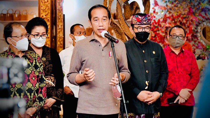 Jokowi Tinjau Pameran IKM Bali Bangkit, Presiden Apresiasi Produk Pengrajin Bali (Laily Rachev - Biro Pers Sekretariat Presiden)