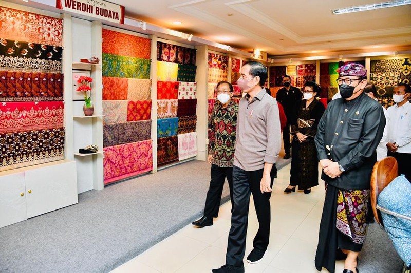 Jokowi Tinjau Pameran IKM Bali Bangkit, Presiden Apresiasi Produk Pengrajin Bali (Laily Rachev - Biro Pers Sekretariat Presiden)