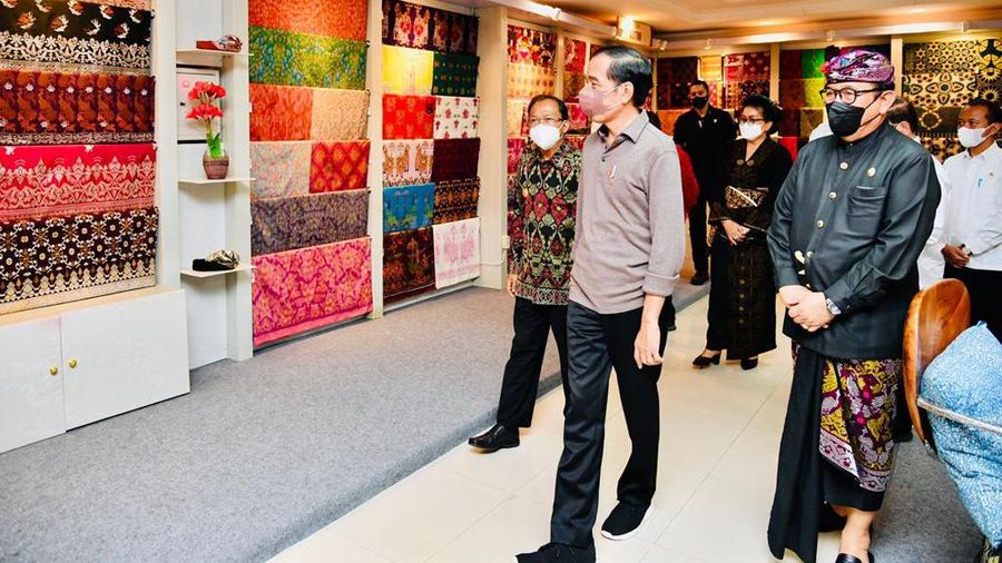 Jokowi Tinjau Pameran IKM Bali Bangkit, Presiden Apresiasi Produk Pengrajin Bali (Laily Rachev - Biro Pers Sekretariat Presiden)