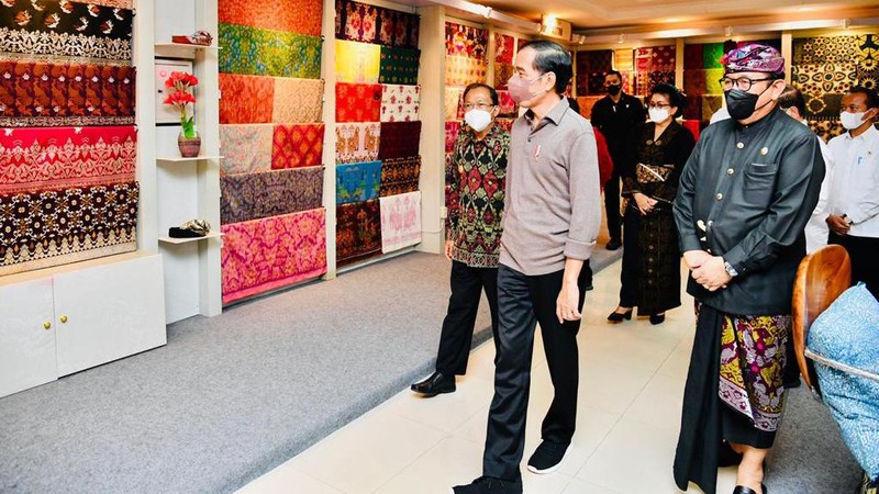 Jokowi Tinjau Pameran IKM Bali Bangkit, Presiden Apresiasi Produk Pengrajin Bali (Laily Rachev - Biro Pers Sekretariat Presiden)