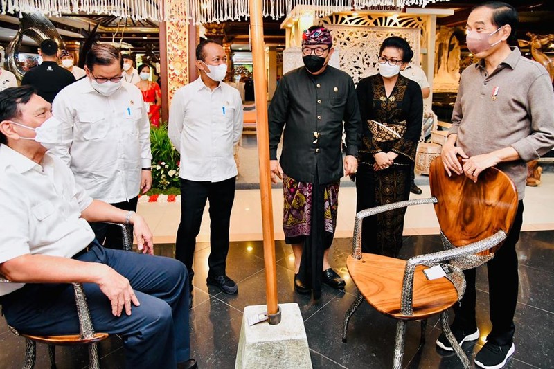 Jokowi Tinjau Pameran IKM Bali Bangkit, Presiden Apresiasi Produk Pengrajin Bali (Laily Rachev - Biro Pers Sekretariat Presiden)