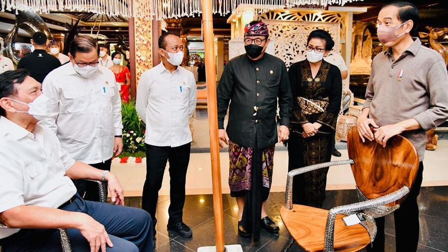 Jokowi Tinjau Pameran IKM Bali Bangkit, Presiden Apresiasi Produk Pengrajin Bali (Laily Rachev - Biro Pers Sekretariat Presiden)