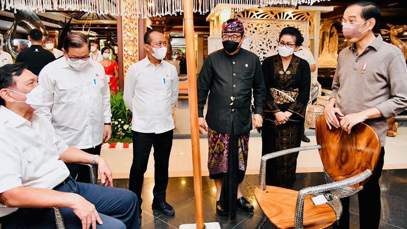Jokowi Tinjau Pameran IKM Bali Bangkit, Presiden Apresiasi Produk Pengrajin Bali (Laily Rachev - Biro Pers Sekretariat Presiden)