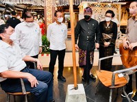 Jokowi Tinjau Produk Kreatif IKM 'Bali Bangkit'