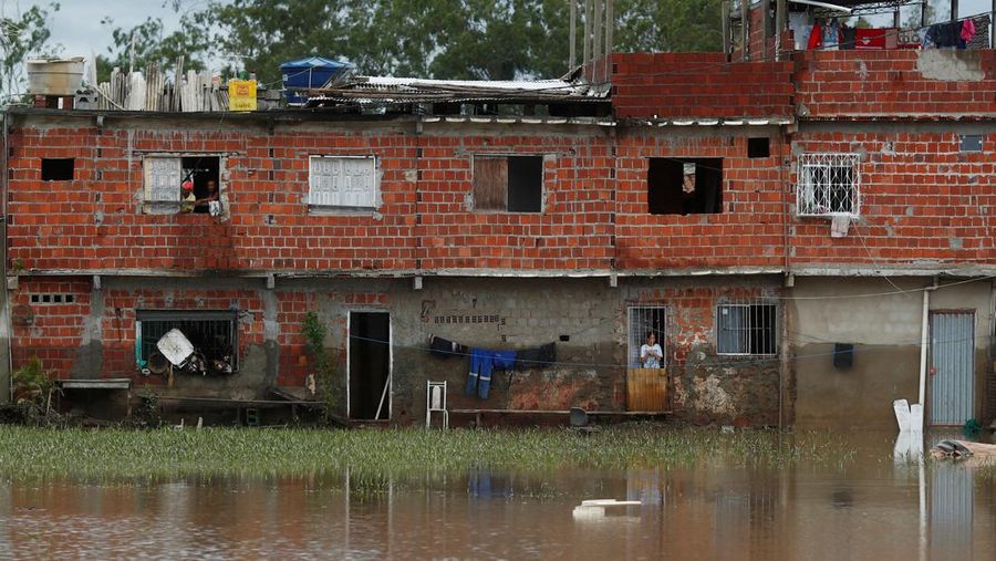 People take refuge in their houses, during floods caused by heavy rains in Itabuna, Bahia state, Brazil December 27, 2021. REUTERS/Amanda Perobelli
