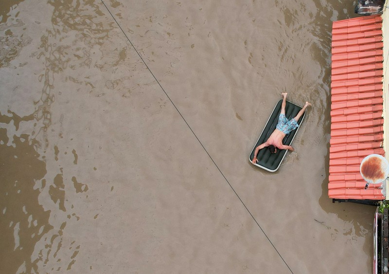 BRAZIL-DAMS/ People take refuge in their houses, during floods caused by heavy rains in Itabuna, Bahia state, Brazil December 27, 2021. REUTERS/Amanda Perobelli
