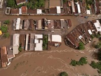 Sampai Tertidur di Air, Potret Banjir Mematikan Hantam Brasil