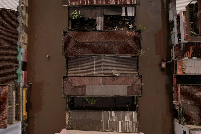BRAZIL-DAMS/ People take refuge in their houses, during floods caused by heavy rains in Itabuna, Bahia state, Brazil December 27, 2021. REUTERS/Amanda Perobelli