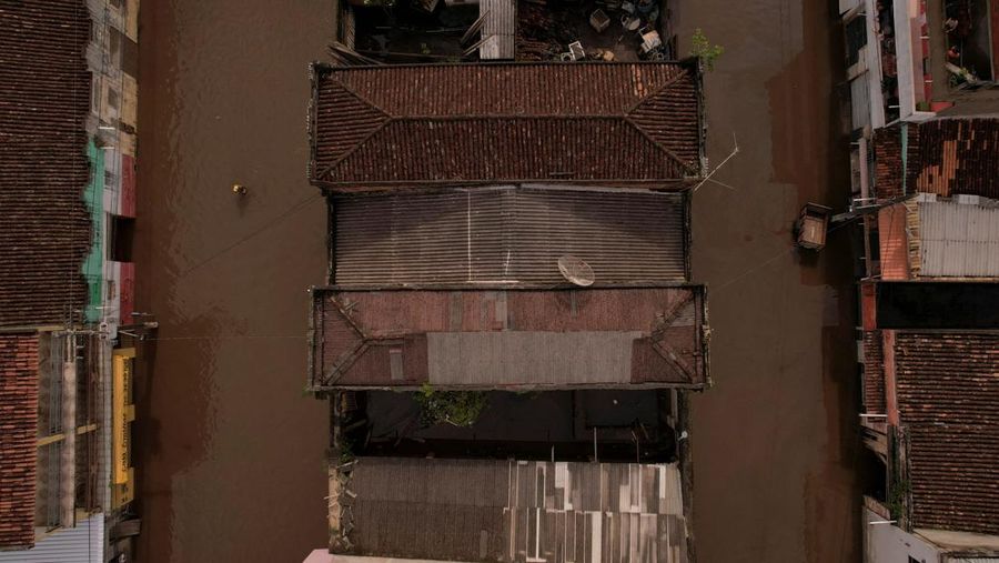 People take refuge in their houses, during floods caused by heavy rains in Itabuna, Bahia state, Brazil December 27, 2021. REUTERS/Amanda Perobelli