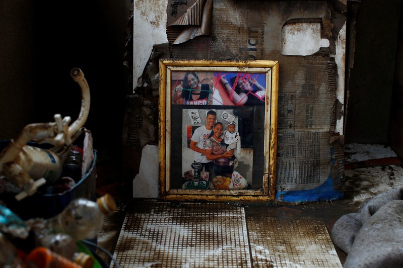 BRAZIL-DAMS/ People take refuge in their houses, during floods caused by heavy rains in Itabuna, Bahia state, Brazil December 27, 2021. REUTERS/Amanda Perobelli