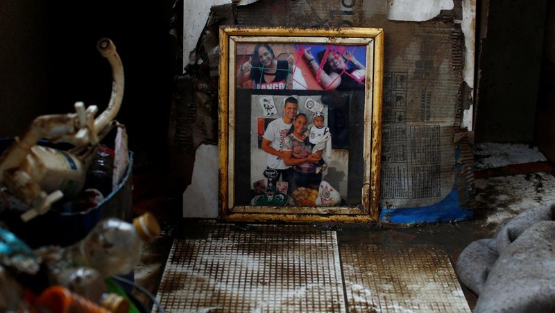 People take refuge in their houses, during floods caused by heavy rains in Itabuna, Bahia state, Brazil December 27, 2021. REUTERS/Amanda Perobelli