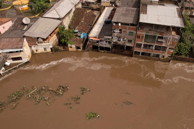 BRAZIL-DAMS/ People take refuge in their houses, during floods caused by heavy rains in Itabuna, Bahia state, Brazil December 27, 2021. REUTERS/Amanda Perobelli