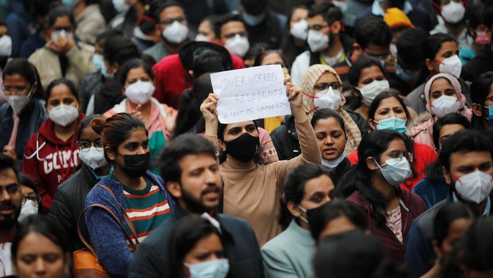Resident doctors with Centre-run government hospitals participate in a protest called by the Federation of Resident Doctors' Association (FORDA) over the delay in National Eligibility cum Entrance Test Postgraduate (NEET-PG) 2021 counselling, at the hospital, in New Delhi, India, December 28, 2021. REUTERS/Adnan Abidi