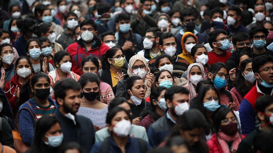 Resident doctors with Centre-run government hospitals participate in a protest called by the Federation of Resident Doctors' Association (FORDA) over the delay in National Eligibility cum Entrance Test Postgraduate (NEET-PG) 2021 counselling, at the hospital, in New Delhi, India, December 28, 2021. REUTERS/Adnan Abidi