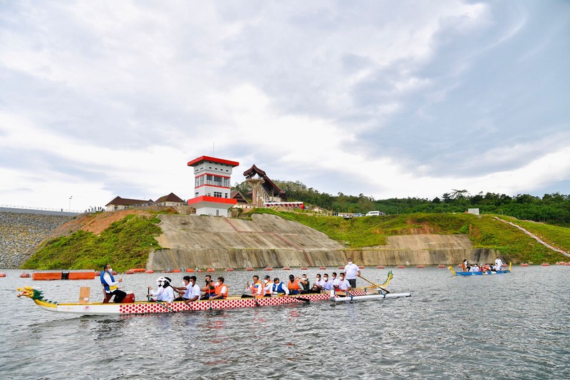Naik Perahu Naga, Presiden Jokowi Resmikan Bendungan Ladongi, Kab Kolaka Timur, 28 Desember 2021 (Foto: Laily Rachev - Biro Pers Sekretariat Presiden)