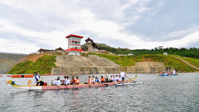 Naik Perahu Naga, Presiden Jokowi Resmikan Bendungan Ladongi, Kab Kolaka Timur, 28 Desember 2021 (Foto: Laily Rachev - Biro Pers Sekretariat Presiden)