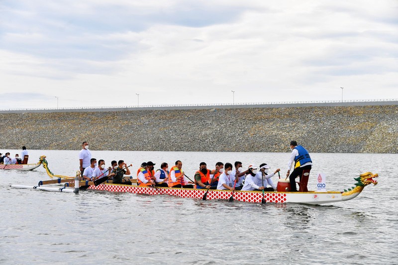 Naik Perahu Naga, Presiden Jokowi Resmikan Bendungan Ladongi, Kab Kolaka Timur, 28 Desember 2021 (Foto: Laily Rachev - Biro Pers Sekretariat Presiden)