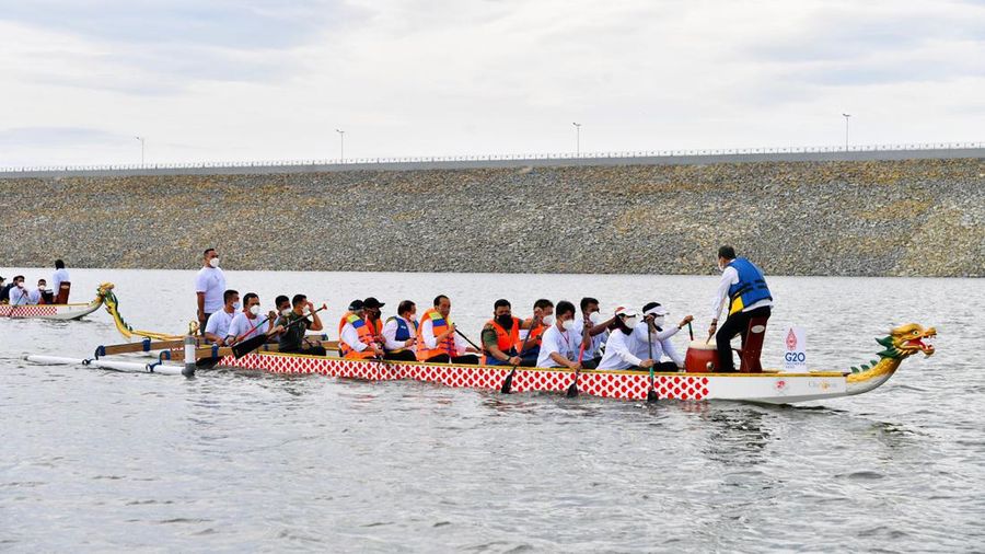 Naik Perahu Naga, Presiden Jokowi Resmikan Bendungan Ladongi, Kab Kolaka Timur, 28 Desember 2021 (Foto: Laily Rachev - Biro Pers Sekretariat Presiden)