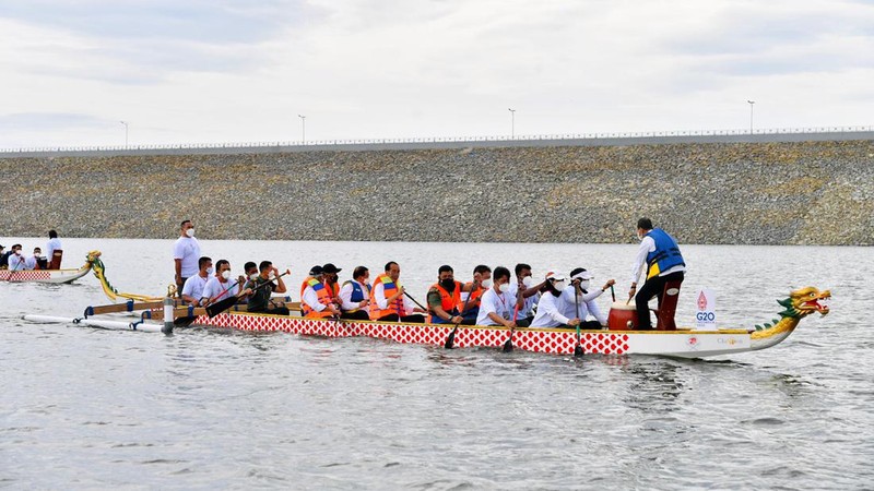 Naik Perahu Naga, Presiden Jokowi Resmikan Bendungan Ladongi, Kab Kolaka Timur, 28 Desember 2021 (Foto: Laily Rachev - Biro Pers Sekretariat Presiden)