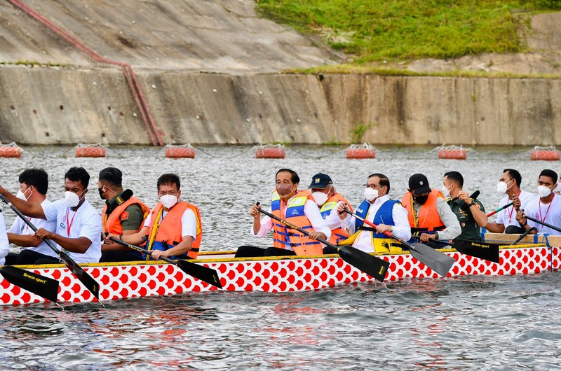 Naik Perahu Naga, Presiden Jokowi Resmikan Bendungan Ladongi, Kab Kolaka Timur, 28 Desember 2021 (Foto: Laily Rachev - Biro Pers Sekretariat Presiden)