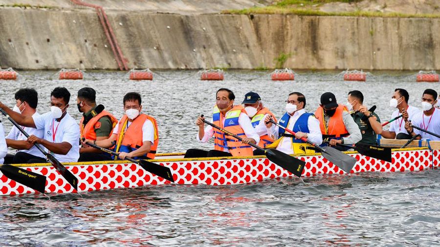 Naik Perahu Naga, Presiden Jokowi Resmikan Bendungan Ladongi, Kab Kolaka Timur, 28 Desember 2021 (Foto: Laily Rachev - Biro Pers Sekretariat Presiden)