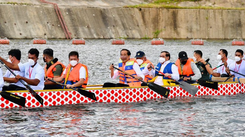 Naik Perahu Naga, Presiden Jokowi Resmikan Bendungan Ladongi, Kab Kolaka Timur, 28 Desember 2021 (Foto: Laily Rachev - Biro Pers Sekretariat Presiden)