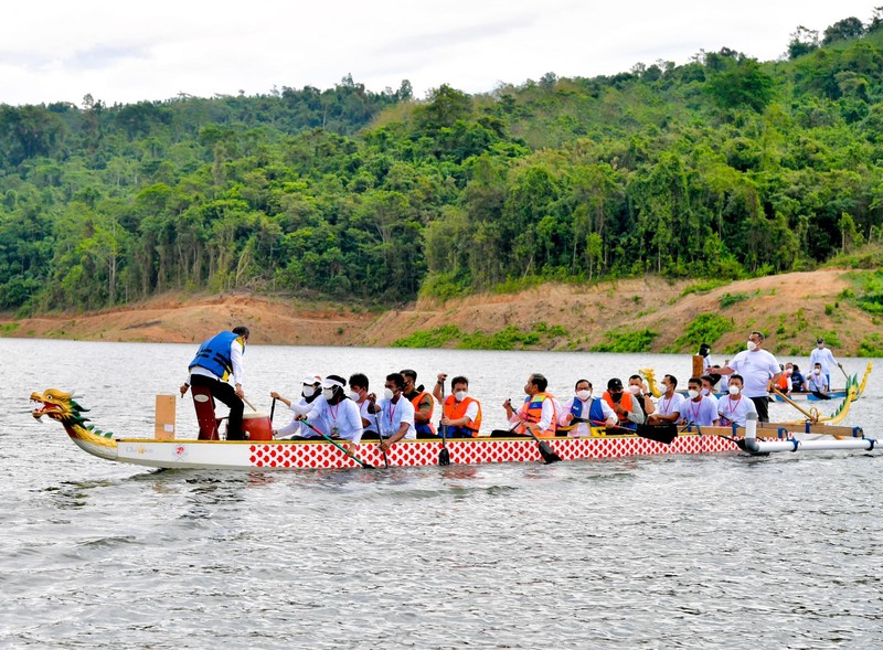 Naik Perahu Naga, Presiden Jokowi Resmikan Bendungan Ladongi, Kab Kolaka Timur, 28 Desember 2021 (Foto: Laily Rachev - Biro Pers Sekretariat Presiden) Naik Perahu Naga, Presiden Jokowi Resmikan Bendungan Ladongi, Kab Kolaka Timur, 28 Desember 2021 (Foto: Laily Rachev - Biro Pers Sekretariat Presiden)