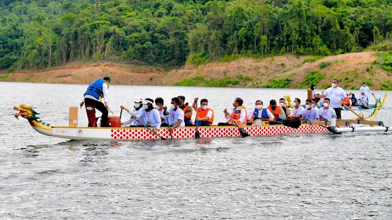 Naik Perahu Naga, Presiden Jokowi Resmikan Bendungan Ladongi, Kab Kolaka Timur, 28 Desember 2021 (Foto: Laily Rachev - Biro Pers Sekretariat Presiden)