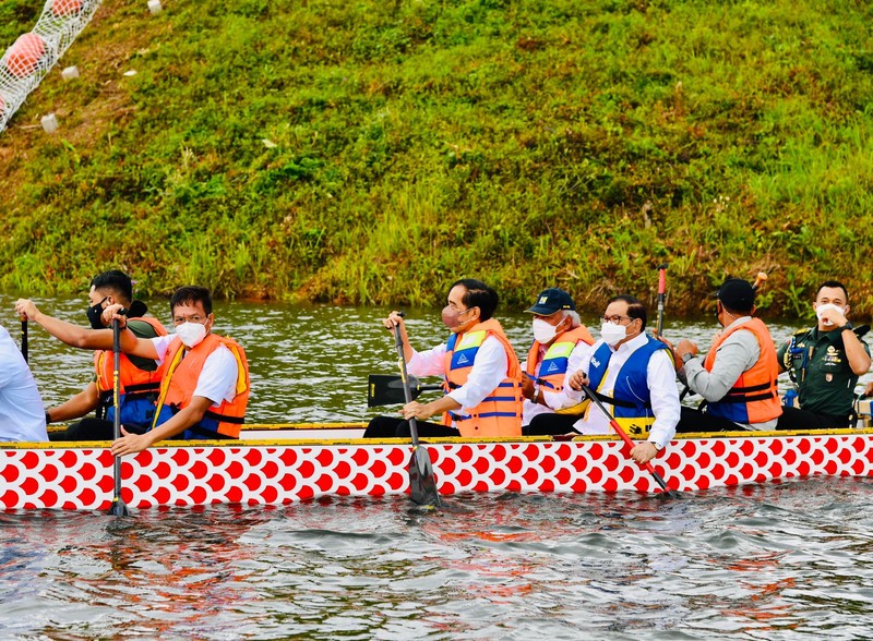 Naik Perahu Naga, Presiden Jokowi Resmikan Bendungan Ladongi, Kab Kolaka Timur, 28 Desember 2021 (Foto: Laily Rachev - Biro Pers Sekretariat Presiden) Naik Perahu Naga, Presiden Jokowi Resmikan Bendungan Ladongi, Kab Kolaka Timur, 28 Desember 2021 (Foto: Laily Rachev - Biro Pers Sekretariat Presiden)