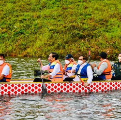 Gaya Jokowi Naik Perahu Naga Saat Peresmian Bendungan Ladongi