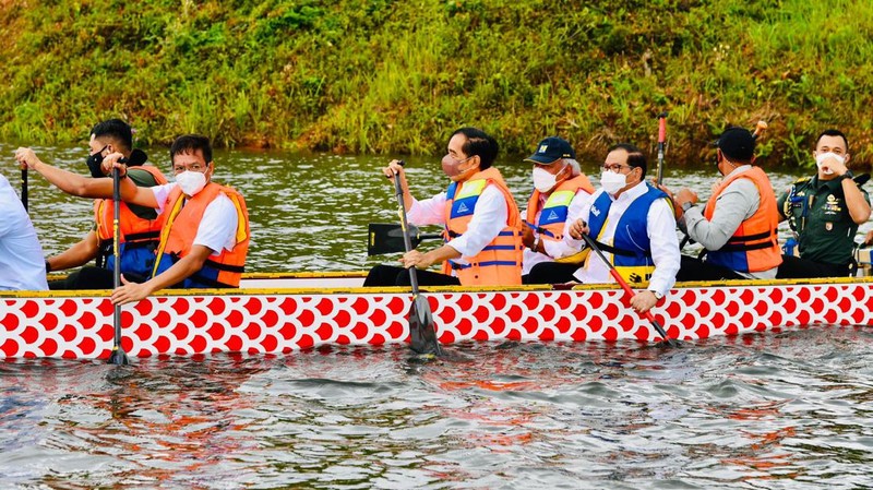 Naik Perahu Naga, Presiden Jokowi Resmikan Bendungan Ladongi, Kab Kolaka Timur, 28 Desember 2021 (Foto: Laily Rachev - Biro Pers Sekretariat Presiden)