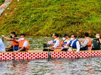 Gaya Jokowi Naik Perahu Naga Saat Peresmian Bendungan Ladongi