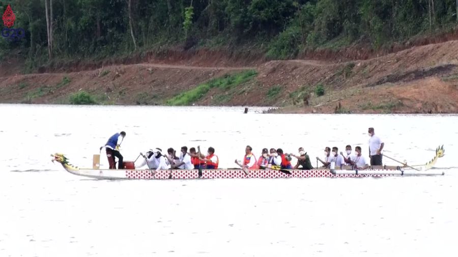 Naik Perahu Naga, Presiden Jokowi Resmikan Bendungan Ladongi, Kab Kolaka Timur, 28 Desember 2021. (Tangkapan Layar Youtube)