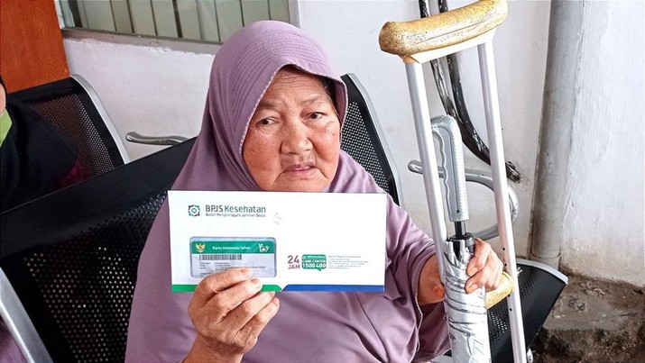 Peserta Lansia Program JKN-KIS Peserta Program JKN-KIS yang sudah berusia lanjut tengah mengurus kartu di Kantor BPJS Kesehatan terdekat.