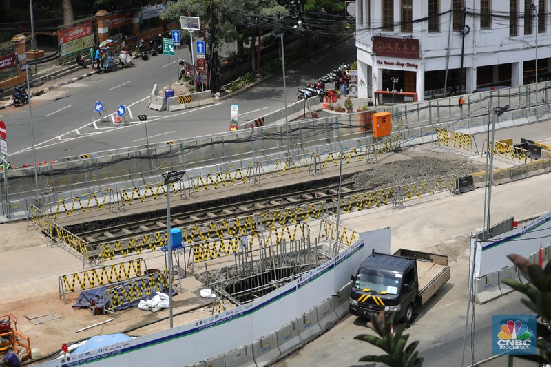 Rel Trem di Proyek MRT Fase 2A Glodok-Kota. (CNBC Indonesia/Tri Susilo)