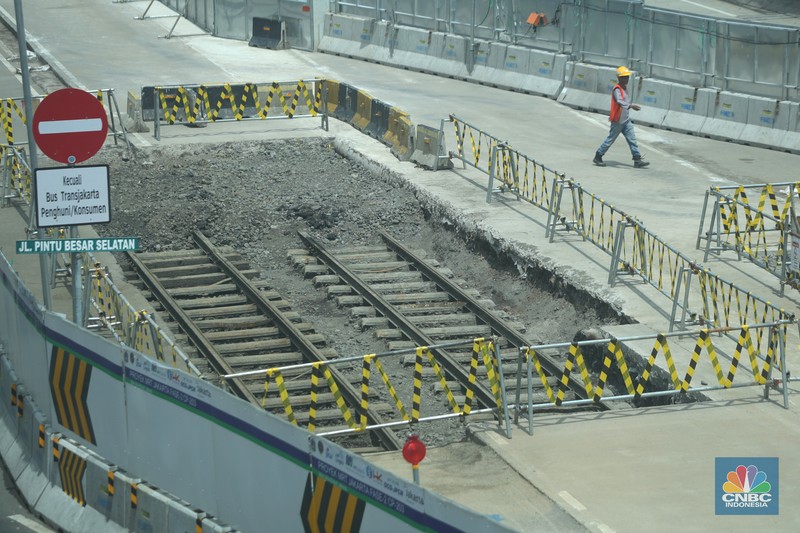 Rel Trem di Proyek MRT Fase 2A Glodok-Kota. (CNBC Indonesia/Tri Susilo)