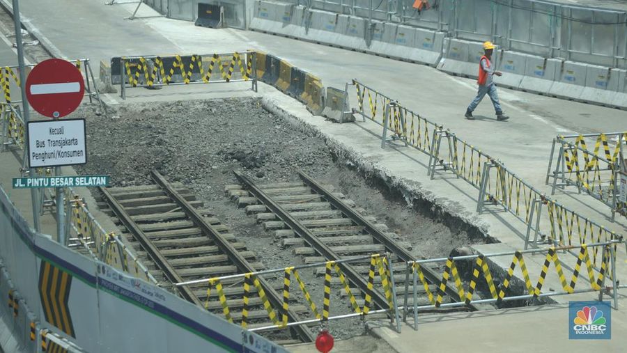 Rel Trem di Proyek MRT Fase 2A Glodok-Kota. (CNBC Indonesia/Tri Susilo)