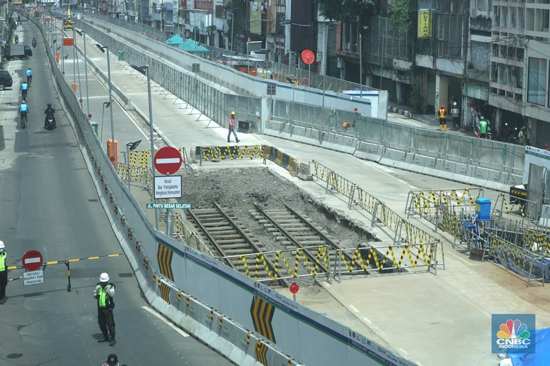 Rel Trem di Proyek MRT Fase 2A Glodok-Kota. (CNBC Indonesia/Tri Susilo)