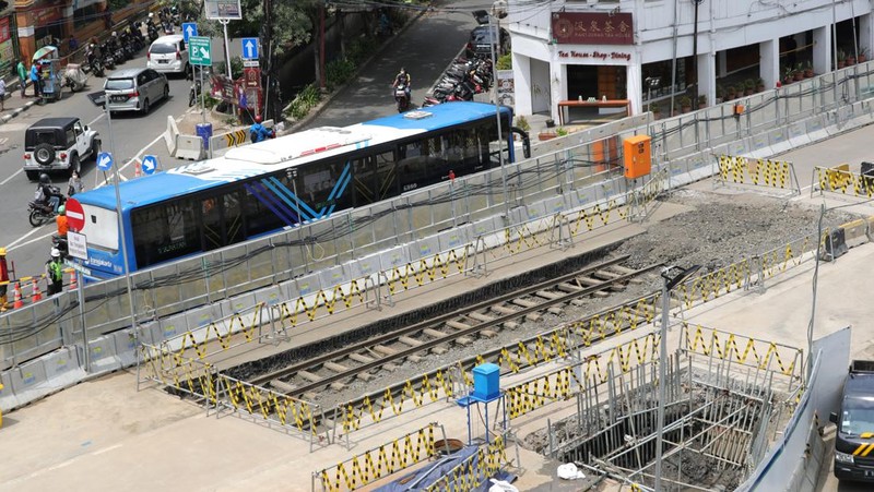 Rel Trem di Proyek MRT Fase 2A Glodok-Kota. (CNBC Indonesia/Tri Susilo)
