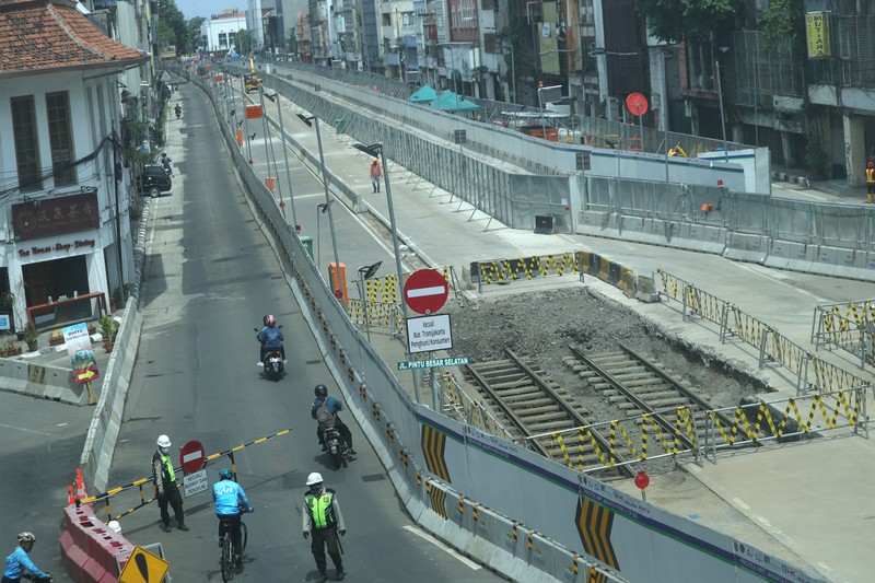 Rel Trem di Proyek MRT Fase 2A Glodok-Kota. (CNBC Indonesia/Tri Susilo)
